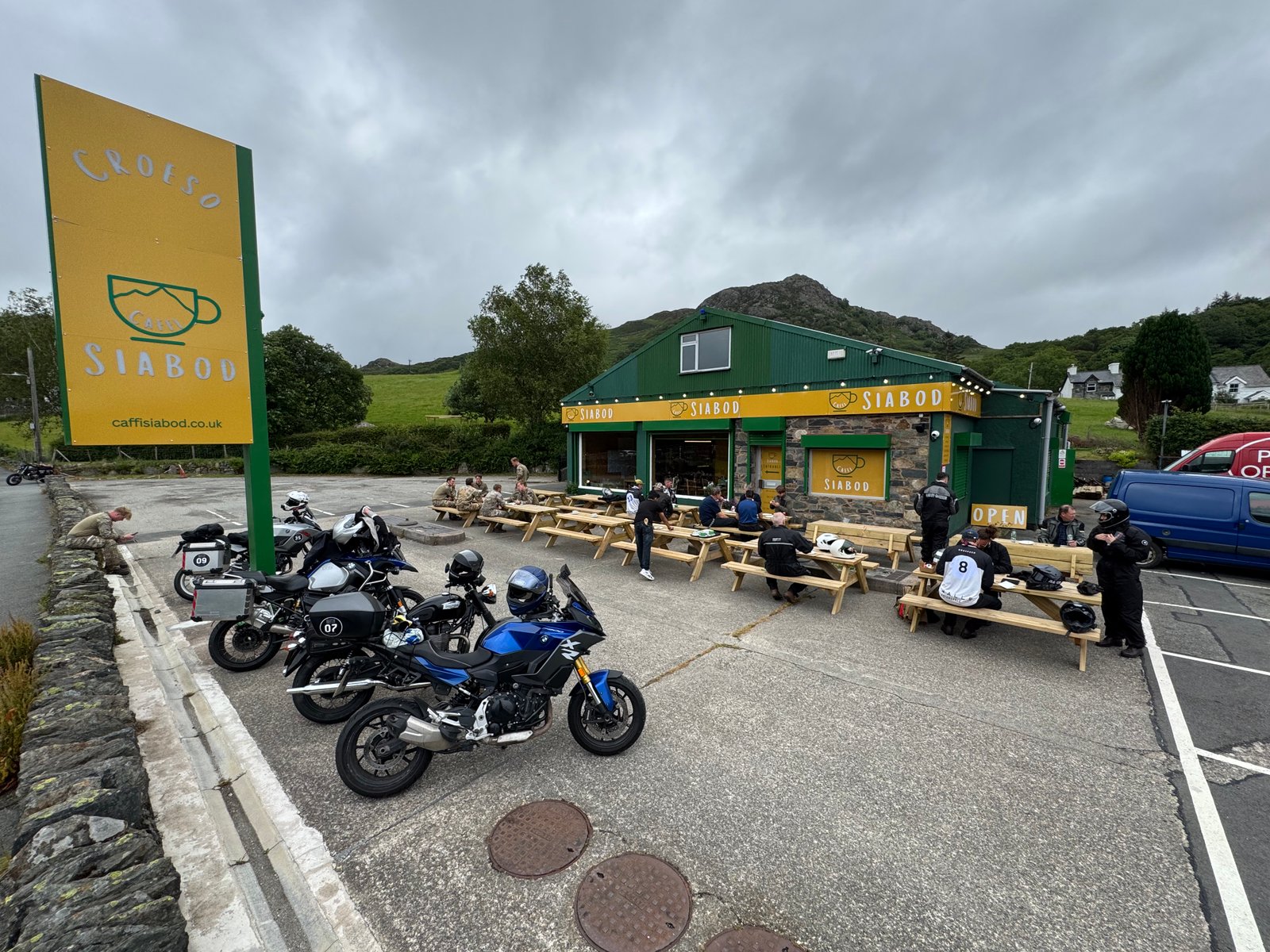 Caffi Siabod exterior with the mountains of Snowdonia behind